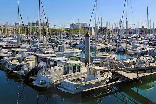 Port d'Olona aux Sables-d'Olonne — bateaux de pêche et criée au lever du jour