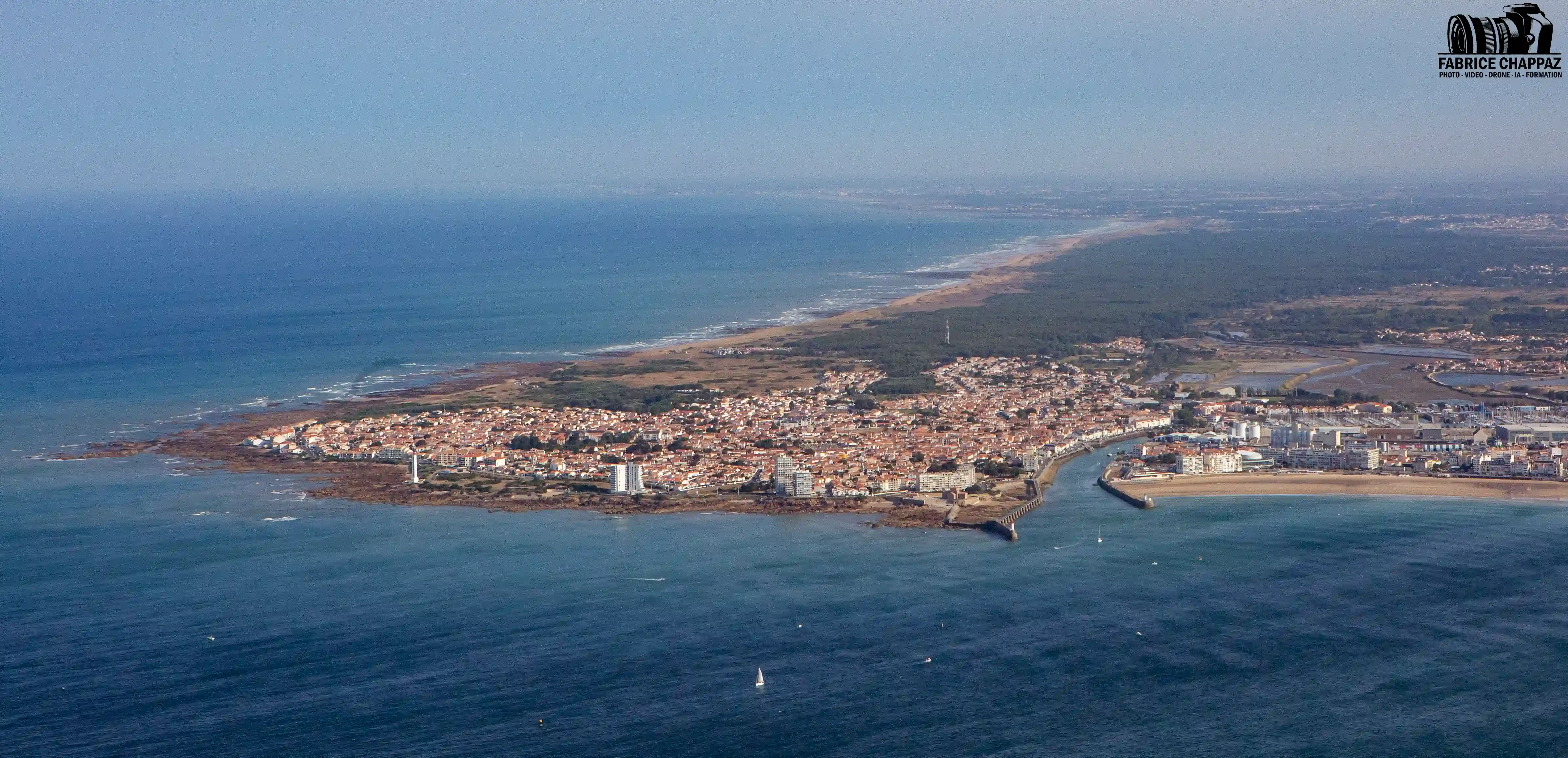 Front de mer des Sables-d'Olonne vu depuis un avion