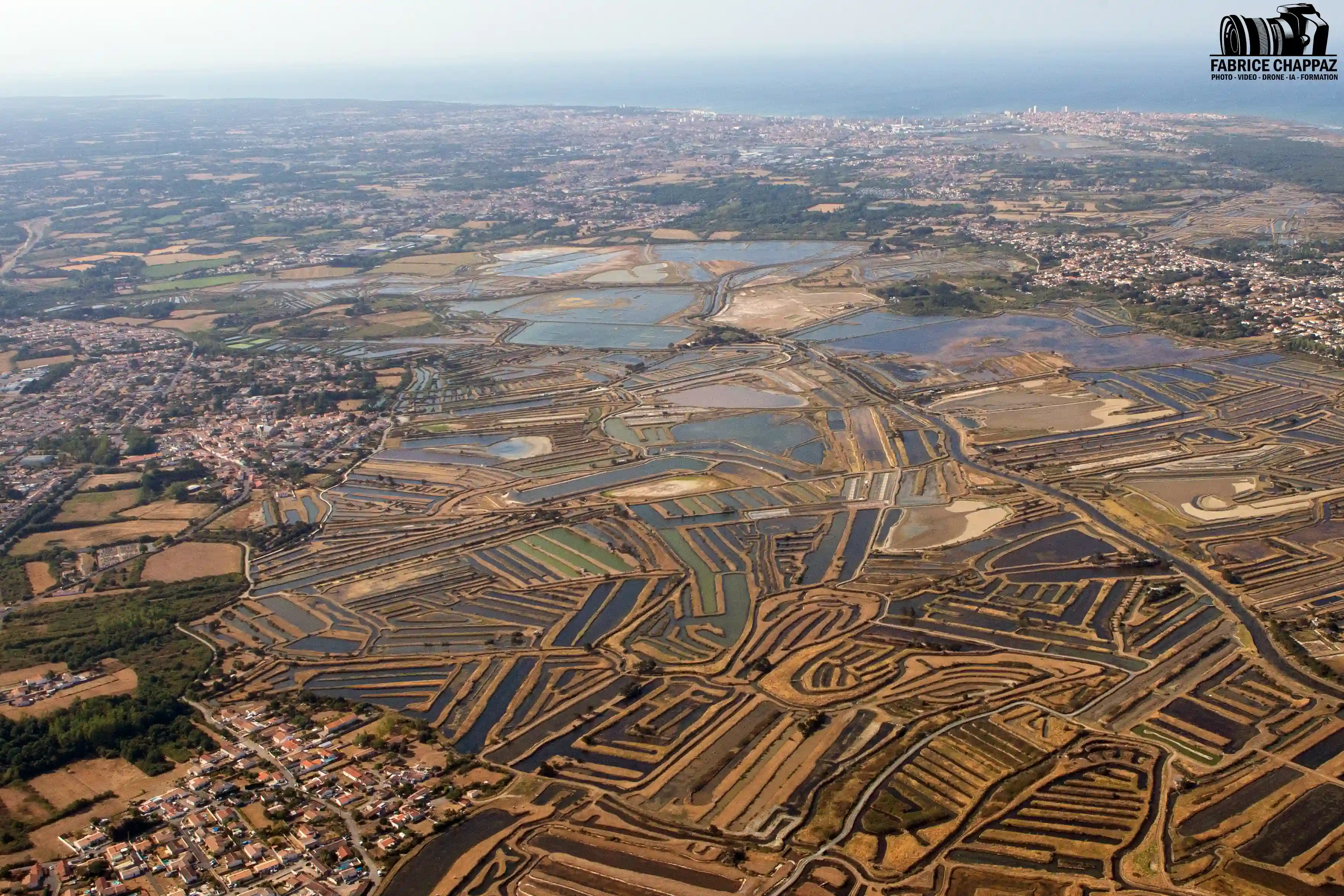 Marais des Olonnes en lumière rasante, vu d'avion