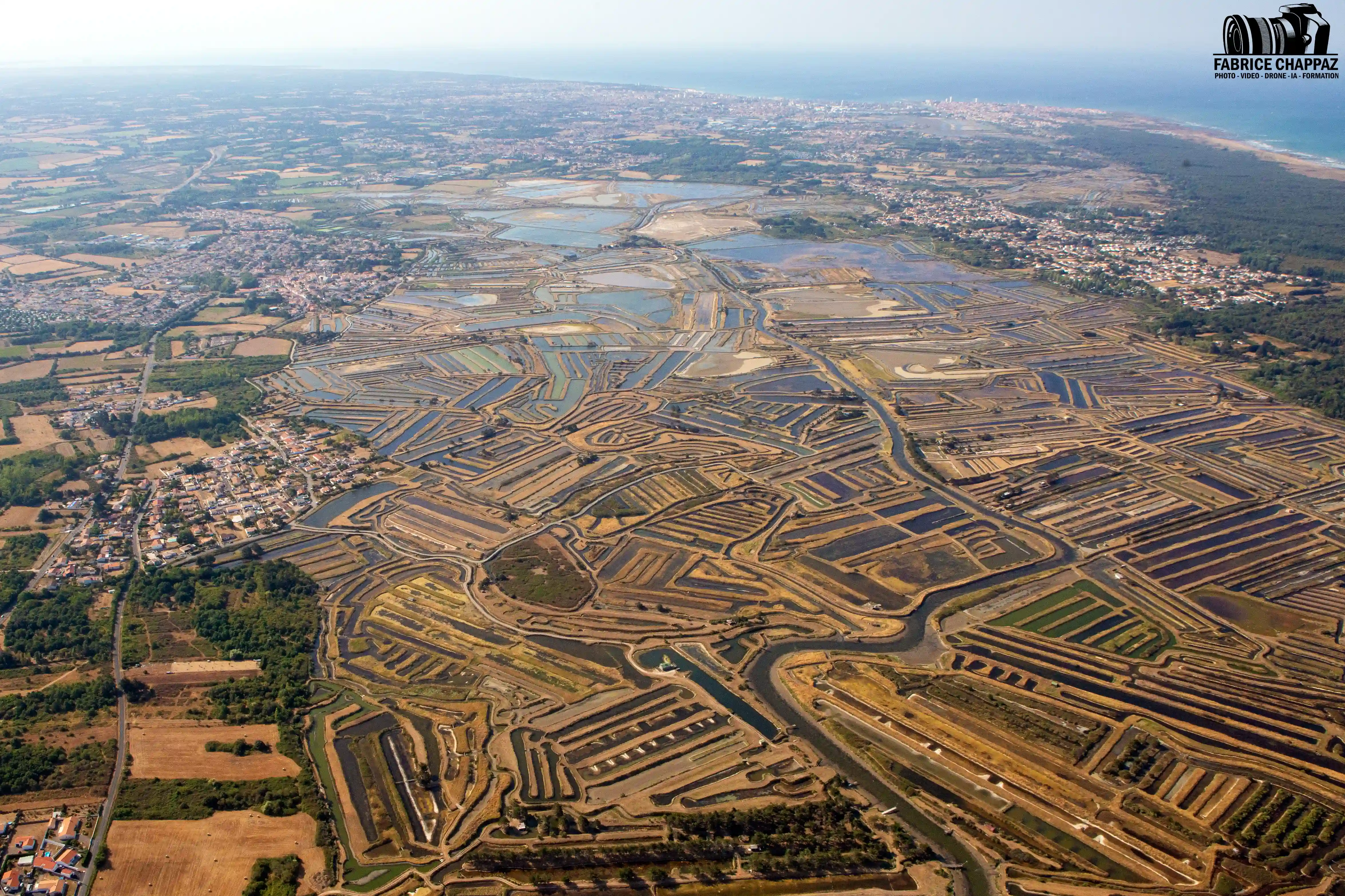 Bassins des marais salants vendéens vus d'avion