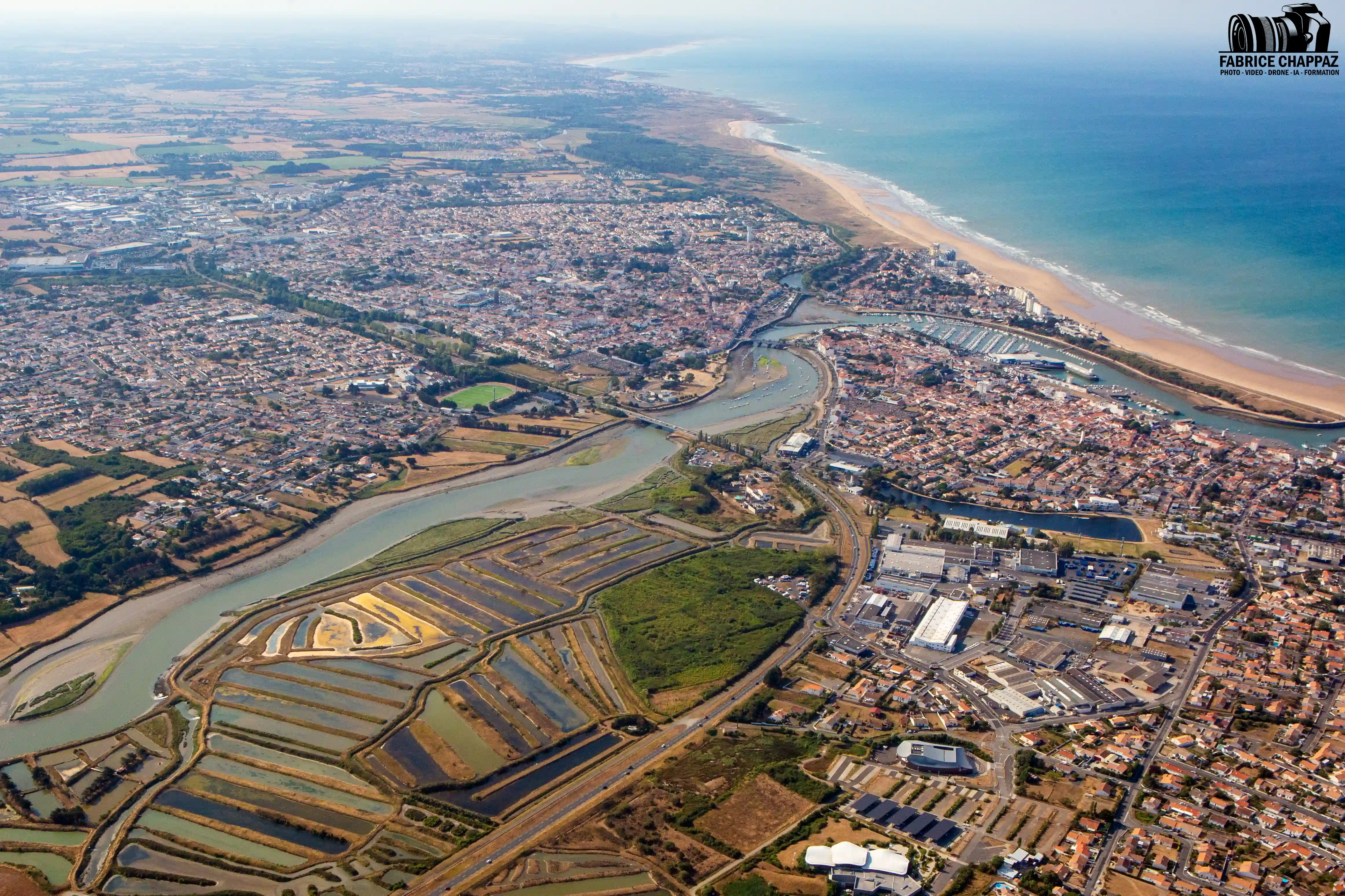 Saint-Gilles-Croix-de-Vie – port vu depuis les airs