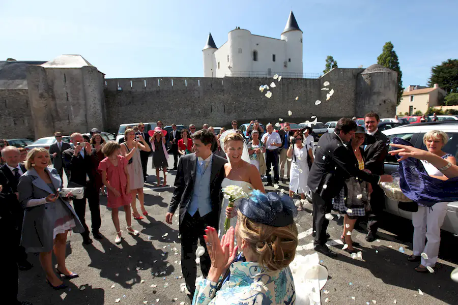 Photographe Mariage Vendée – Sortie de l'église, joie partagée