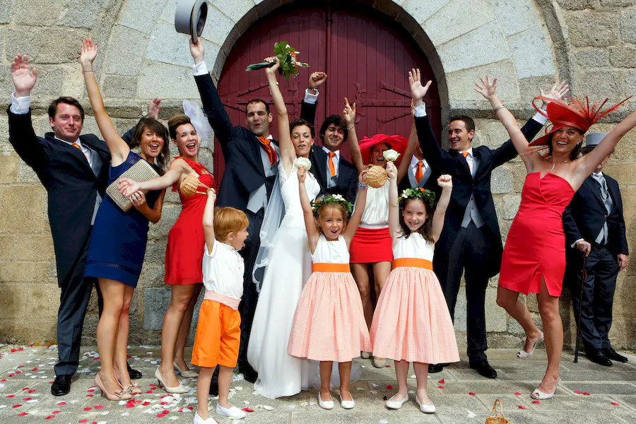 Photographe Mariage Vendée – Confettis à la sortie de l'église